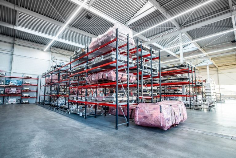 Bedrijfshal voorzien van complete geluidsinstallatie