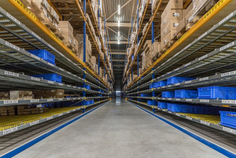 Geluidsinstallatie distributiecentrum voor omroepmededelingen en heldere muziek werkt sfeer en productiviteit verhogend. Goede centrale internetradio onmisbaar voor helder ontvangst van duizenden radiozenders.