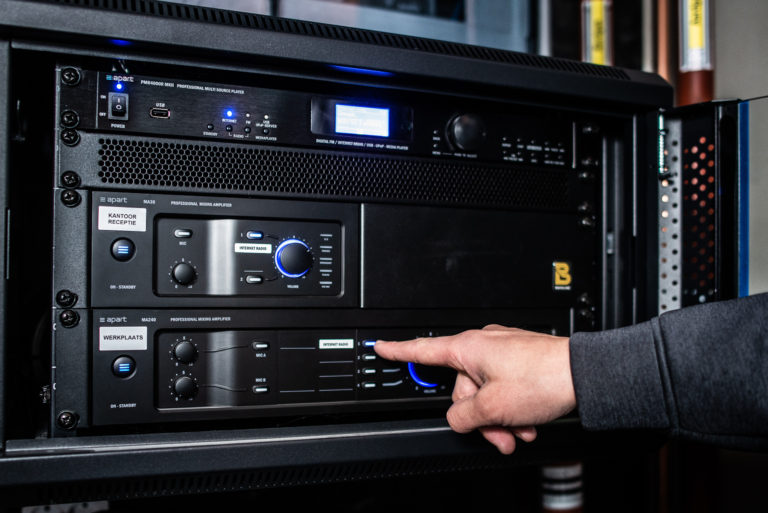 Internetradio in de werkplaats bij Autoschade Bottram