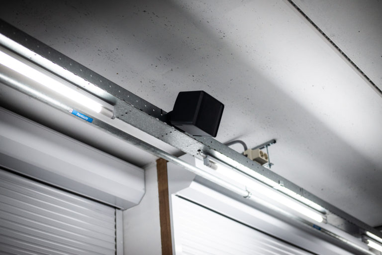 Speaker in de werkplaats bij Autoschade Bottram