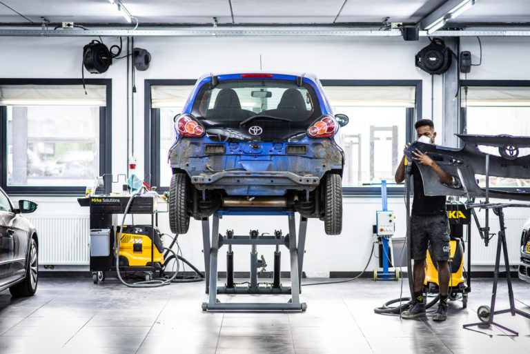 Geluidsinstallatie voor de werkplaats bij Autoschade Bottram