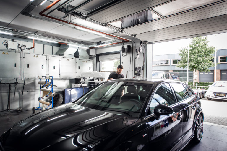 Geluidsinstallatie voor de werkplaats bij Autoschade Bottram