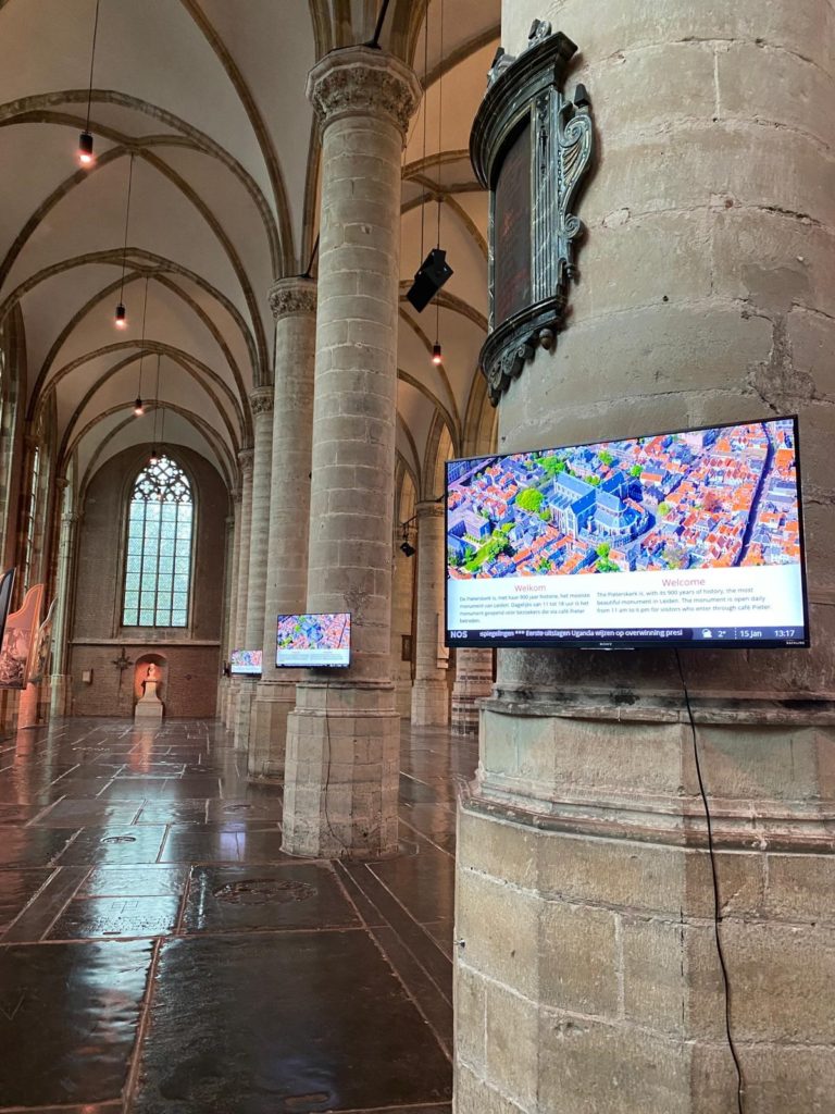 Digital signage, displays aan pilaren in Pieterskerk in Leiden.