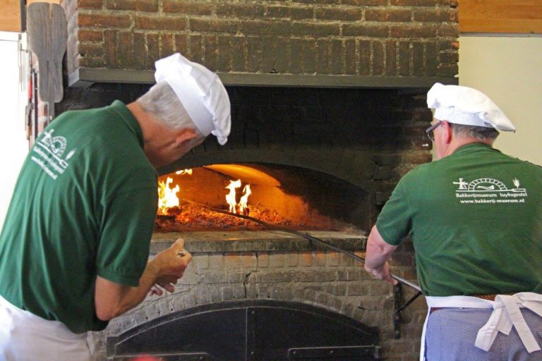 workshop bakkerijmuseum met retail beeldschermen