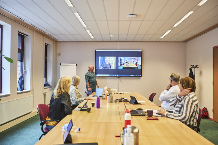 Hybride vergadering met 1,5 meter afstand tussen de deelnemers
