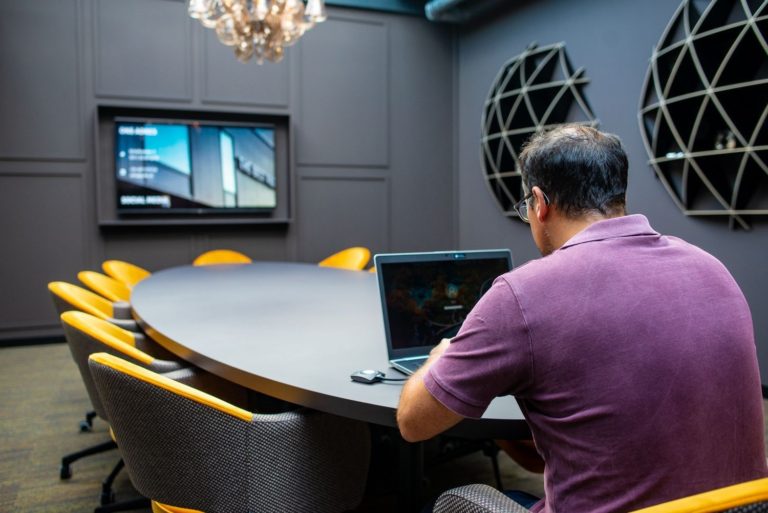 Professionele vergadermicrofoon moet ingeregeld worden door een professional