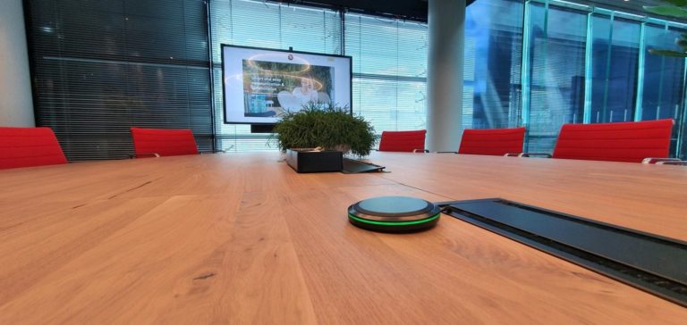 Voorbeeld van een vergadermicrofoon op tafel in een vergaderruimte