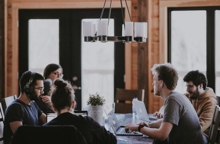 Kantoor met verschillende geluidsinstallaties die communicatie verstoren