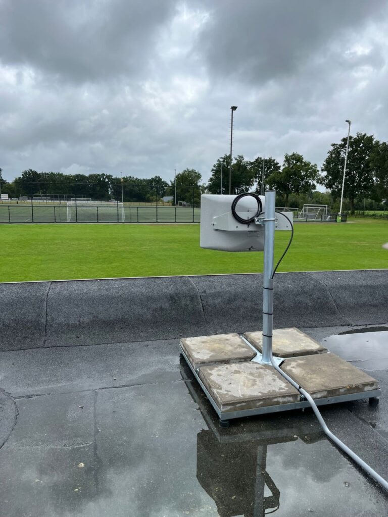 Luidspreker plat dak montage sportvelden SC Rheden