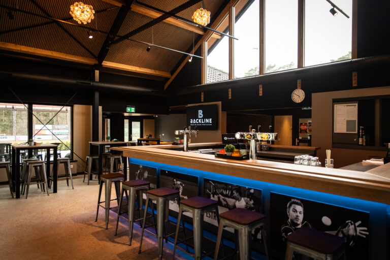 Bar in het paviljoen, met op de achtergrond een van de displays die Backline heeft geplaatst.