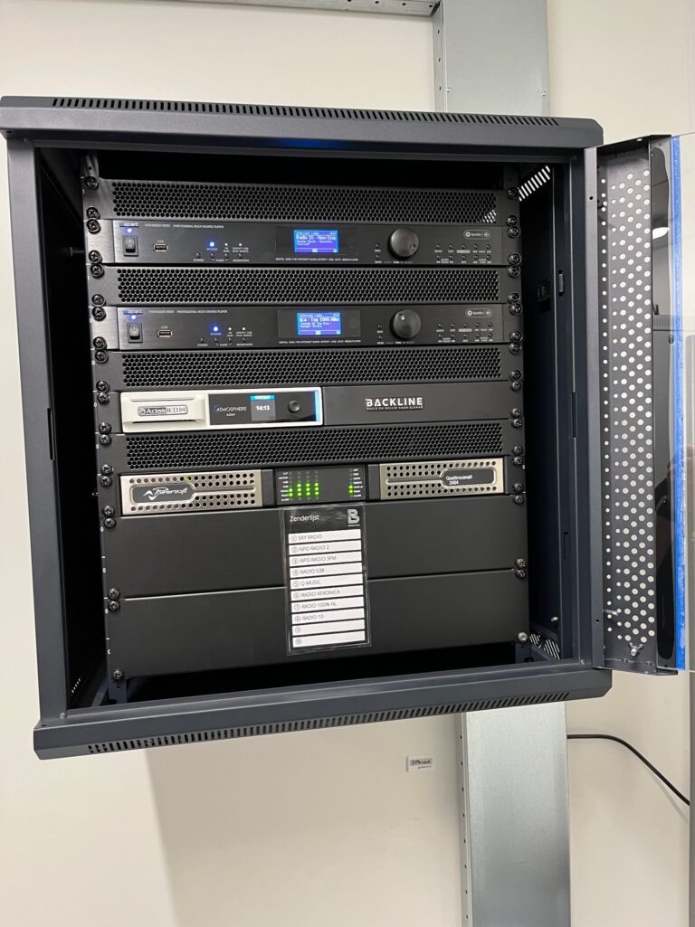 Geluidsinstallatie centraal met AtlasIED multizone speakers