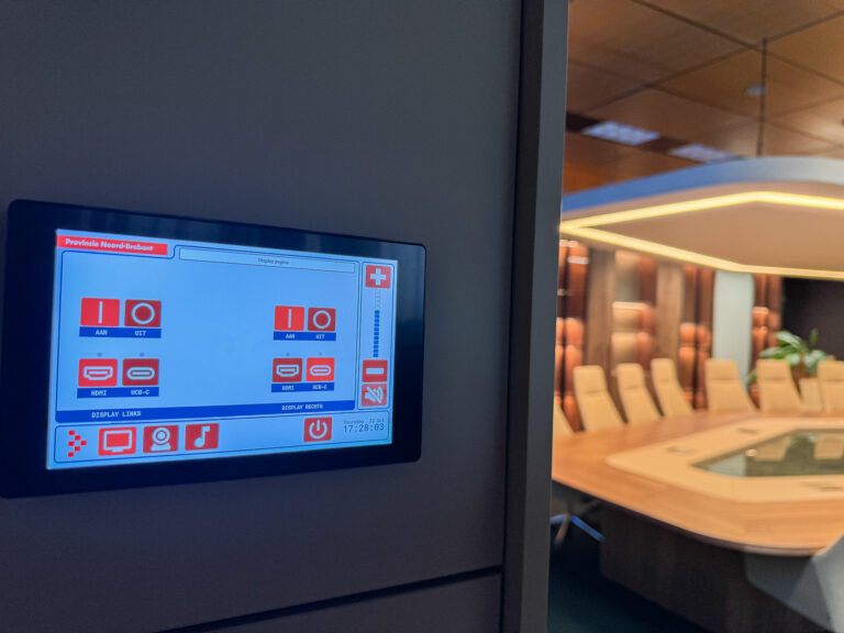 Paarse Kamer vergaderzaal met qsys touchscreen control