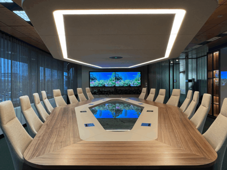 audiovisuele installatie in paarse kamer vergaderzaal
