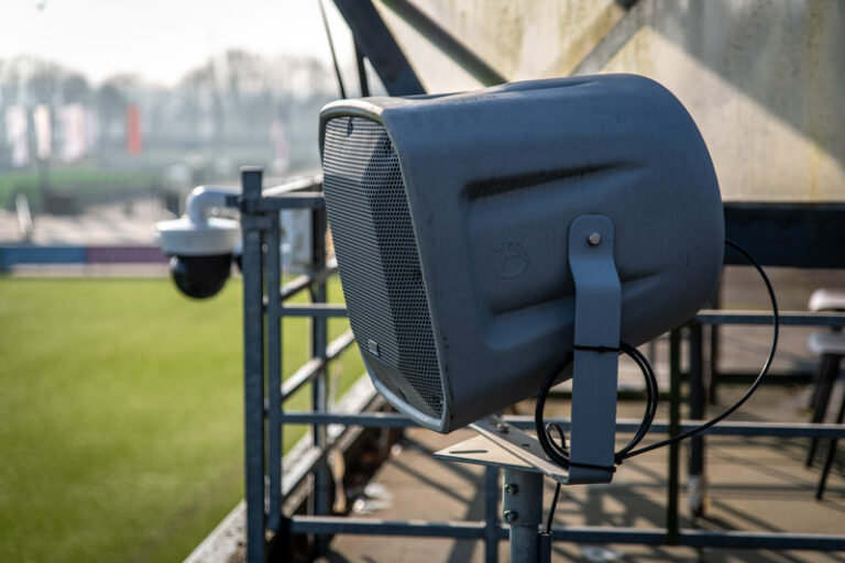 Close-up van AtlasIED speaker op het dak van de tribune op een voetbalveld.