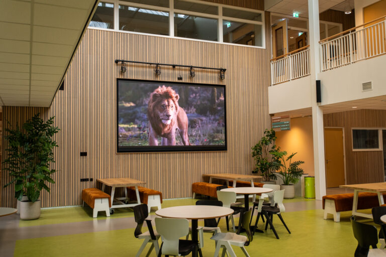 Aula Zuiderbos College, met zicht op de grote LED videowall.