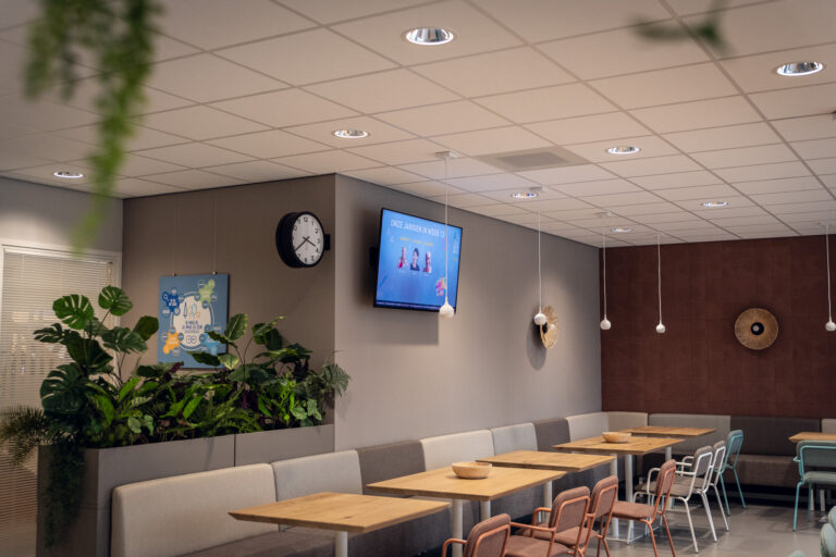 Kantine met TDM Signage scherm voor berichtgeving en actualiteiten.