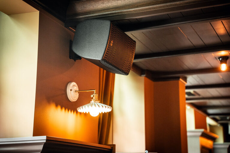 Close-up speaker geluidsinstallatie restaurant The Vintage in Reusel