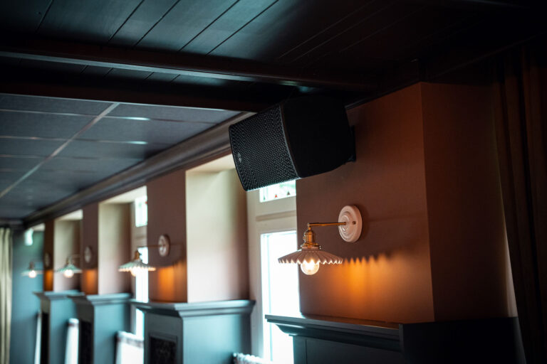 Close-up speaker geluidsinstallatie restaurant The Vintage in Reusel