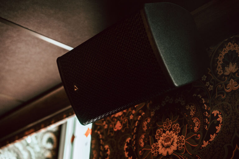 Close-up speaker geluidsinstallatie restaurant The Vintage in Reusel