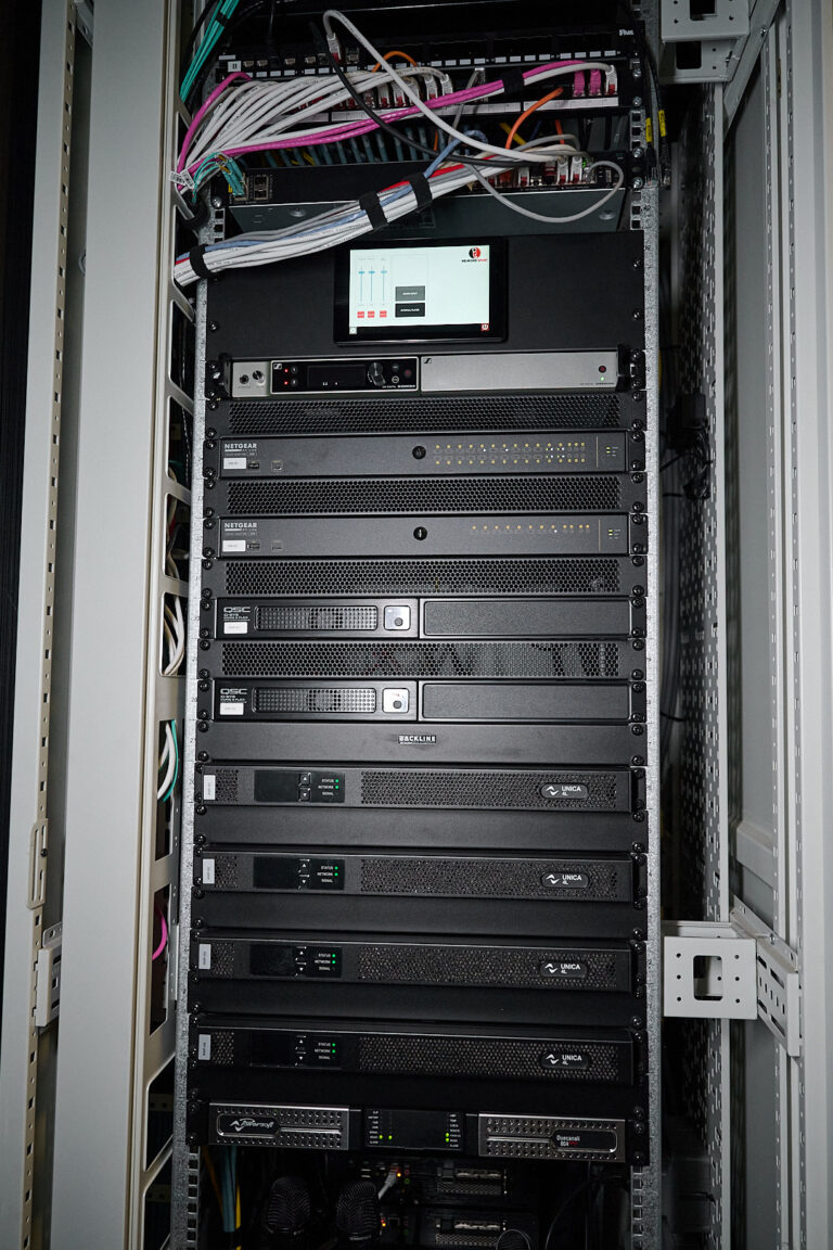 Patchrack met centrale installatie Helmond Sport stadion.