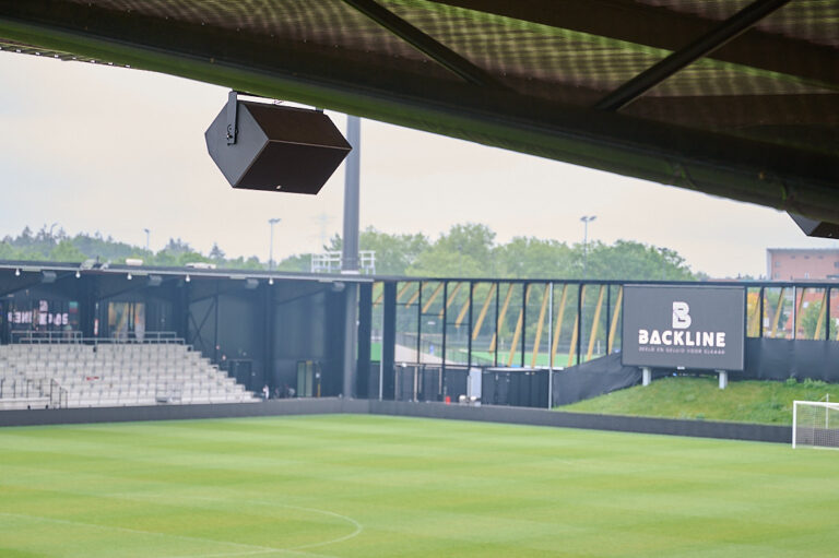 Close-up van speaker aan overkapping van de tribune van Helmond Sport stadion.