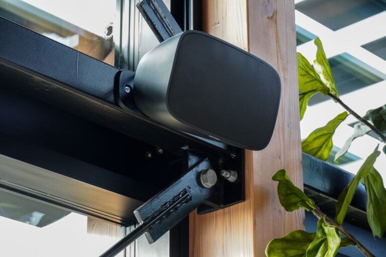 Close-up van Sonora 6TN speaker in de showroom van Verhoeven.