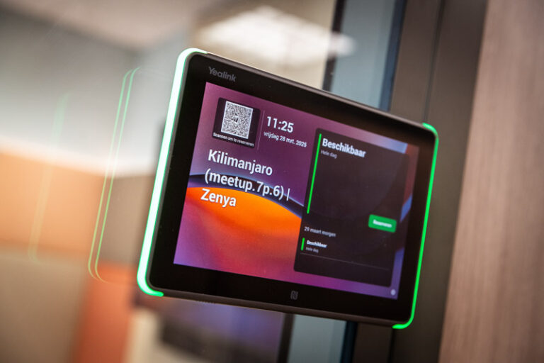 Yealink RoomPanel aan de buitenzijde van een van de vergaderruimtes.