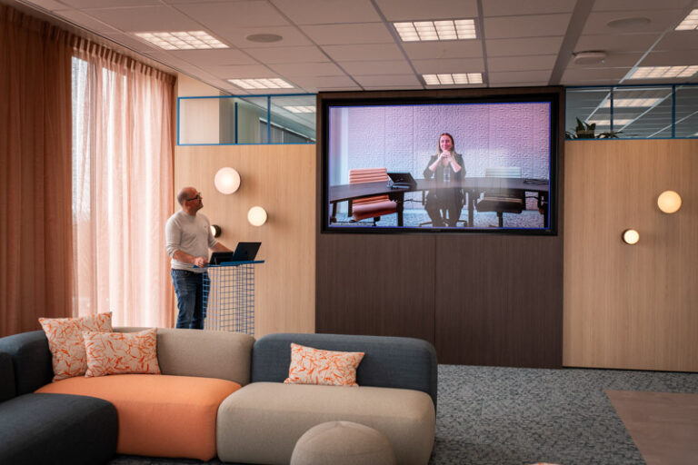 Presentatie display in ruimte met loungebanken.