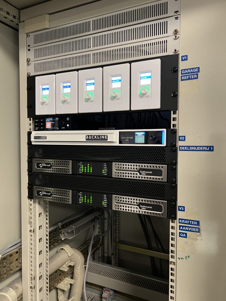 Centrale installatie met powersoft versterkers, AtlasIED audiomatrix, internetradio en volumeregelaars
