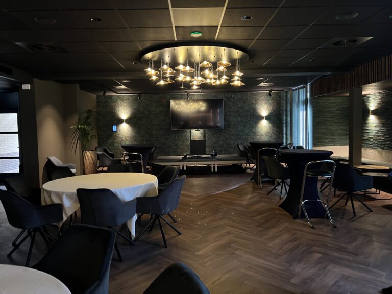 Vergader- en conferentiezaal in Kasteel Eyckholt met zicht op het 85