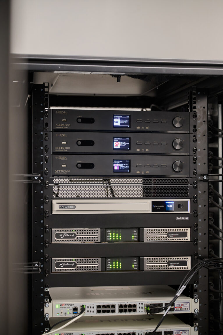 Centrale apparatuur van AV installatie in patchrack.