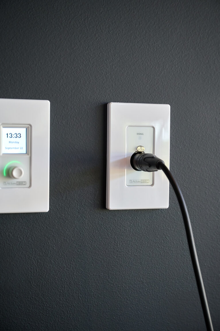 AtlasIED wandpanels, volume regelaar en microfoon input, met ingeplugde microfoon in bedrijfskantine Wilting