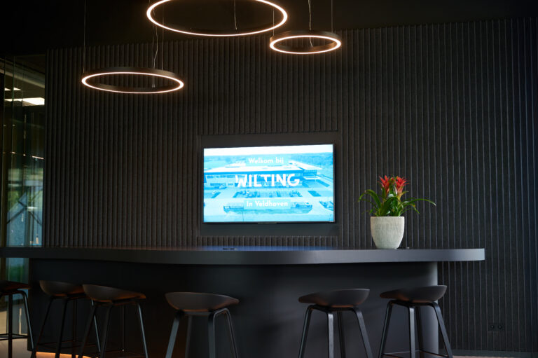 Entree met digital signage scherm