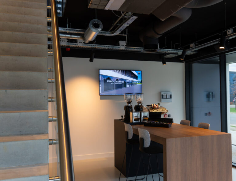 Entree ProCleanroom met digital signage display