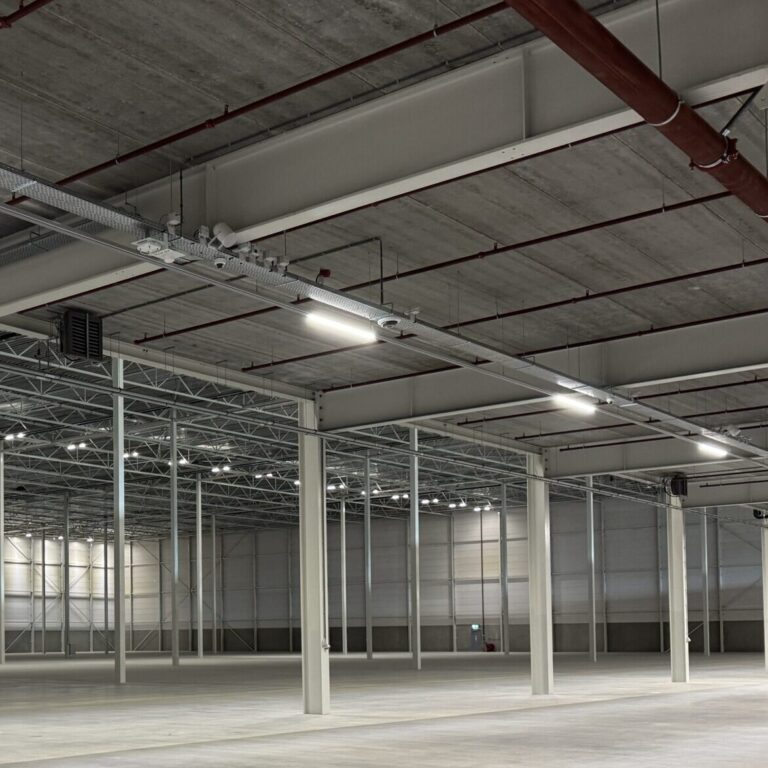 Een van de hallen van DSV met een BAS projector speaker