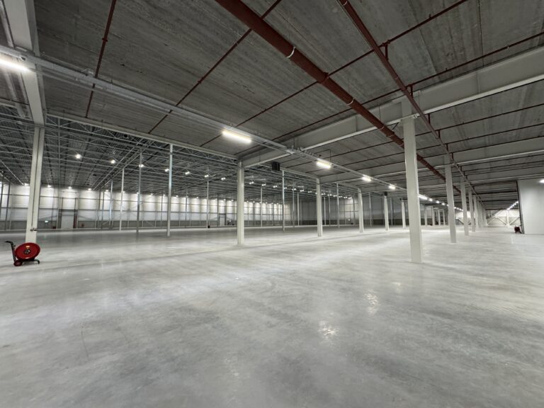 BAS speaker in een van de hallen van DSV Moerdijk