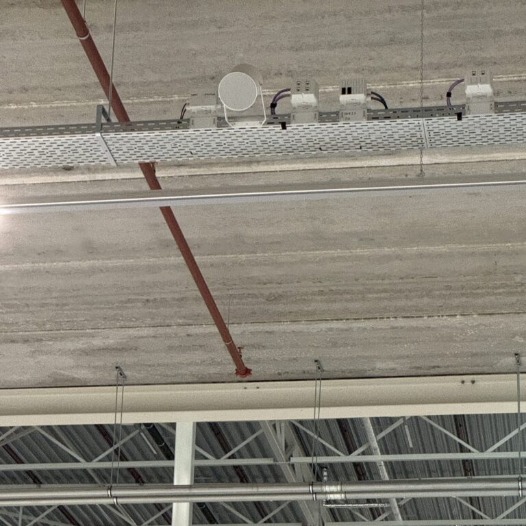BAS speaker in een van de hallen van DSV Moerdijk