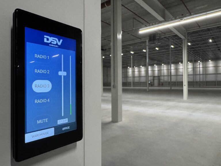 Touchscreen voor volumeregeling in een van de hallen van DSV Moerdijk