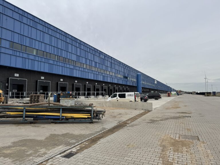 DSV Moerdijk nieuwbouw pand van buitenaf