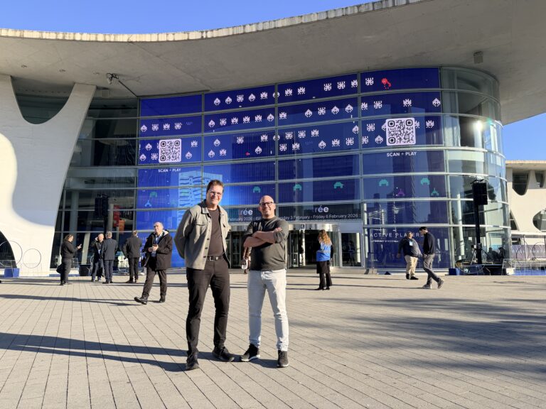 Teun (links) en Thijs (rechts) bij de ingang van de het beursgebouw in Barcelona tijdens de ISE2026