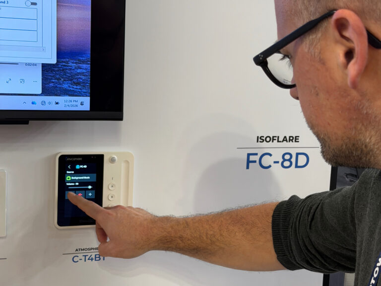 Thijs bij de nieuwe wandcontroller C-T4BT van het Atmosphere platform van AtlasIED