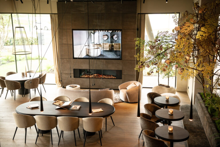 Ontvangstruimte entree van showroom Livingstone met groot 85