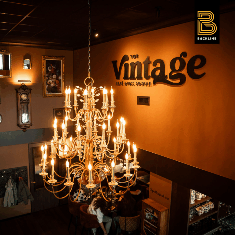 Kroonluchter aan plafond in restuarant The Vintage.