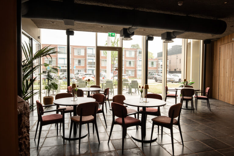 Zij-zaal van foyer SCC de Bernardus