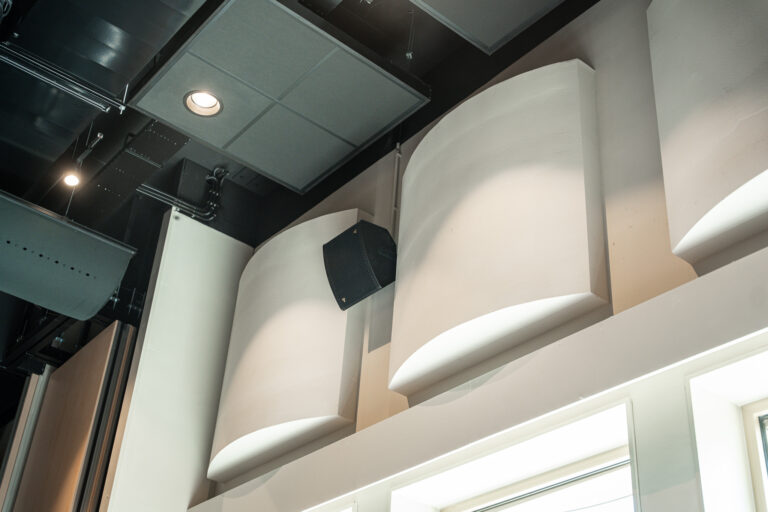MAG audio speaker in theaterzaal