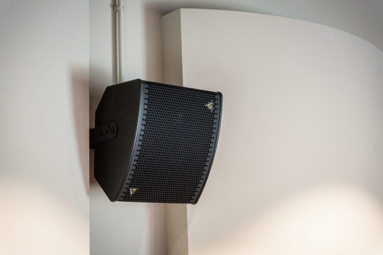 close up van MAG audio speaker in theaterzaal