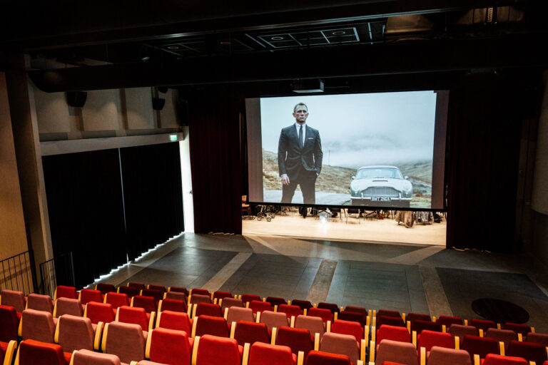 Filmprojectie in theaterzaal SCC De Bernardus Made