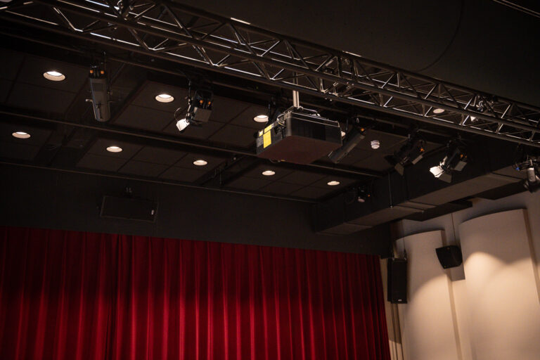 Truss met verlichting en projector van theaterzaal SCC de Bernardus