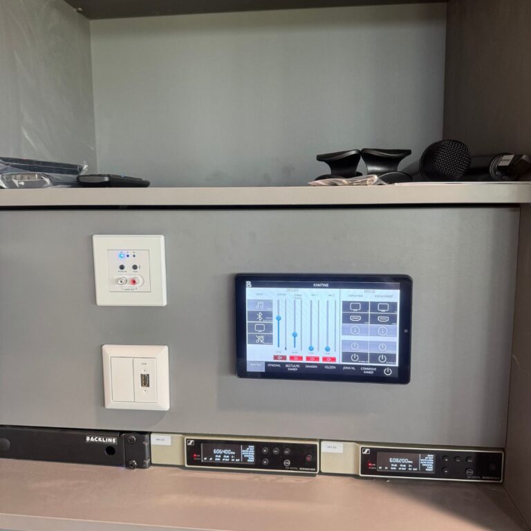 Touchscreen, draadloze Sennheiser microfoons en bluetooth puntje voor het regelen van de kantine installatie