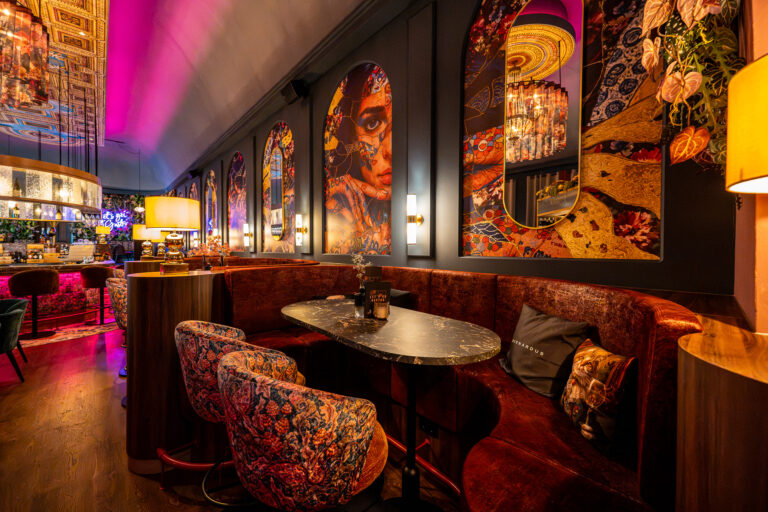 Doorkijk gastrobar de Burgemeester, met aan de rechterzijde bovenaan plafond MAG Audio luidsprekers.